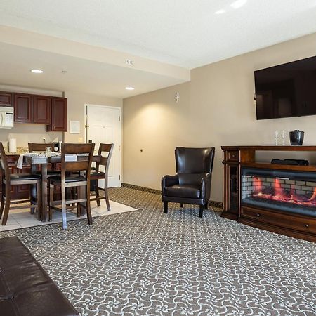 D. Hotel Suites & Spa Holyoke Luaran gambar