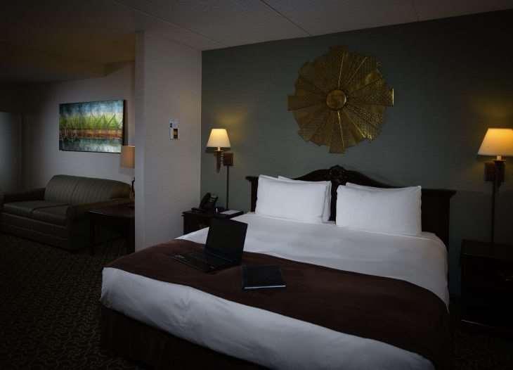 D. Hotel Suites & Spa Holyoke Bilik gambar