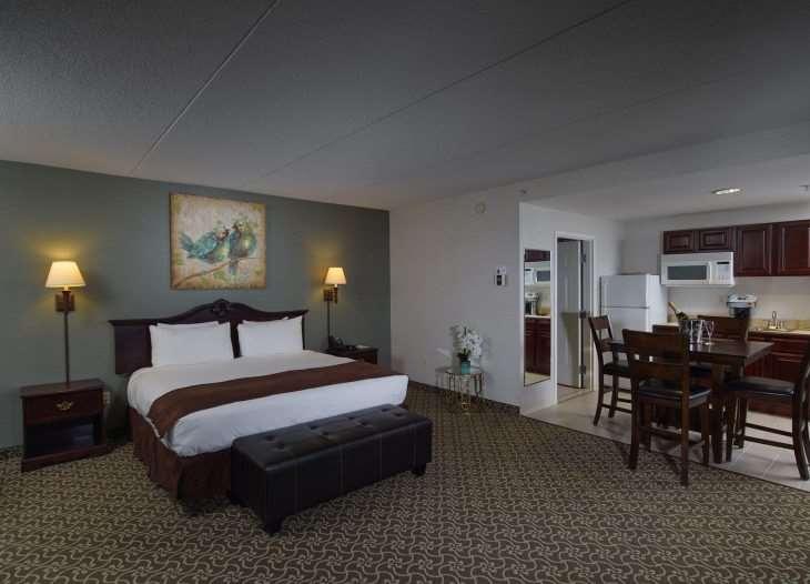 D. Hotel Suites & Spa Holyoke Bilik gambar