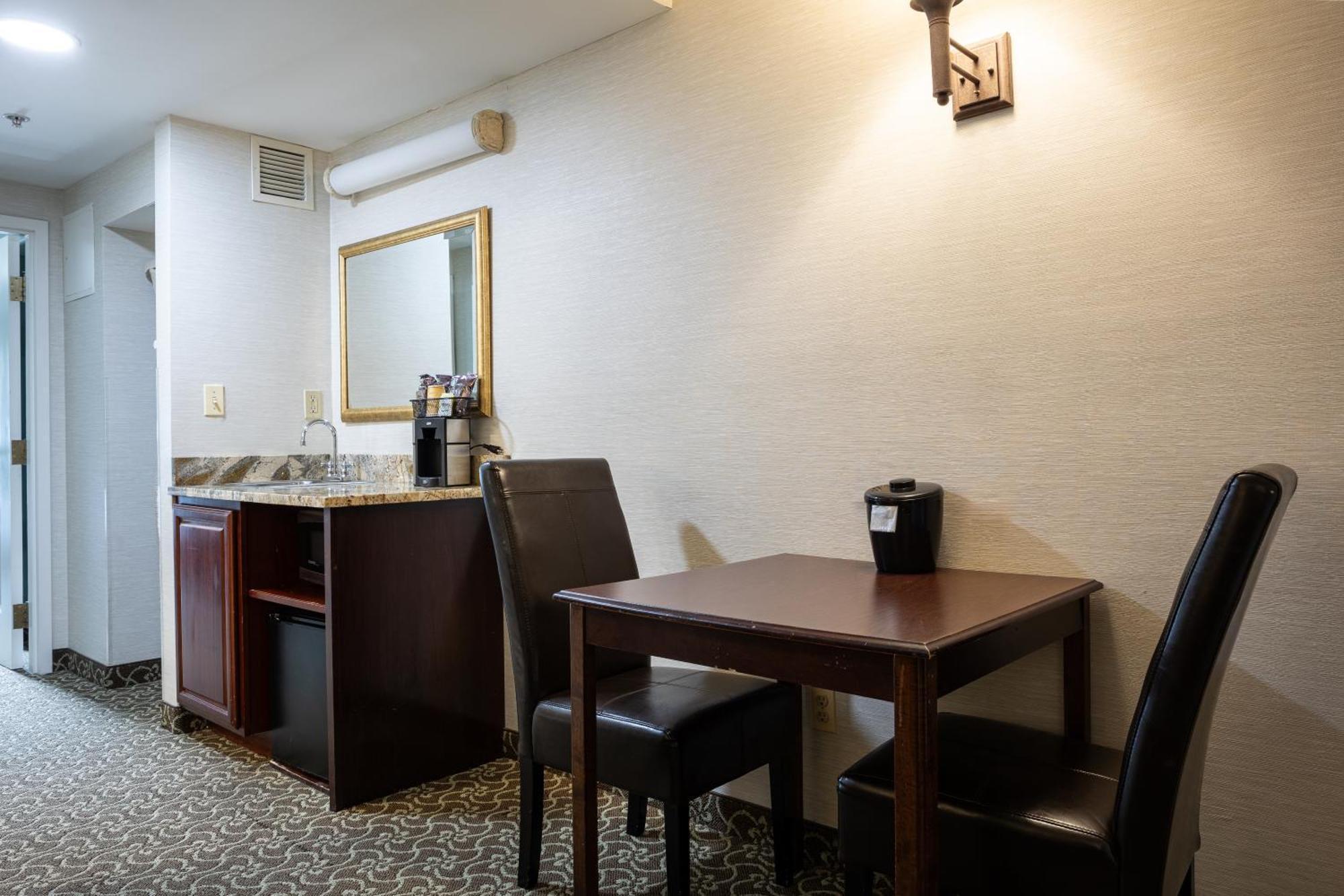 D. Hotel Suites & Spa Holyoke Luaran gambar