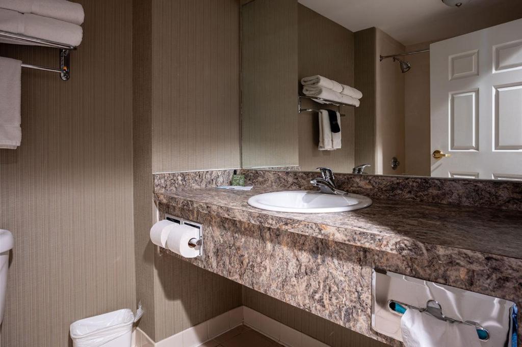 D. Hotel Suites & Spa Holyoke Luaran gambar