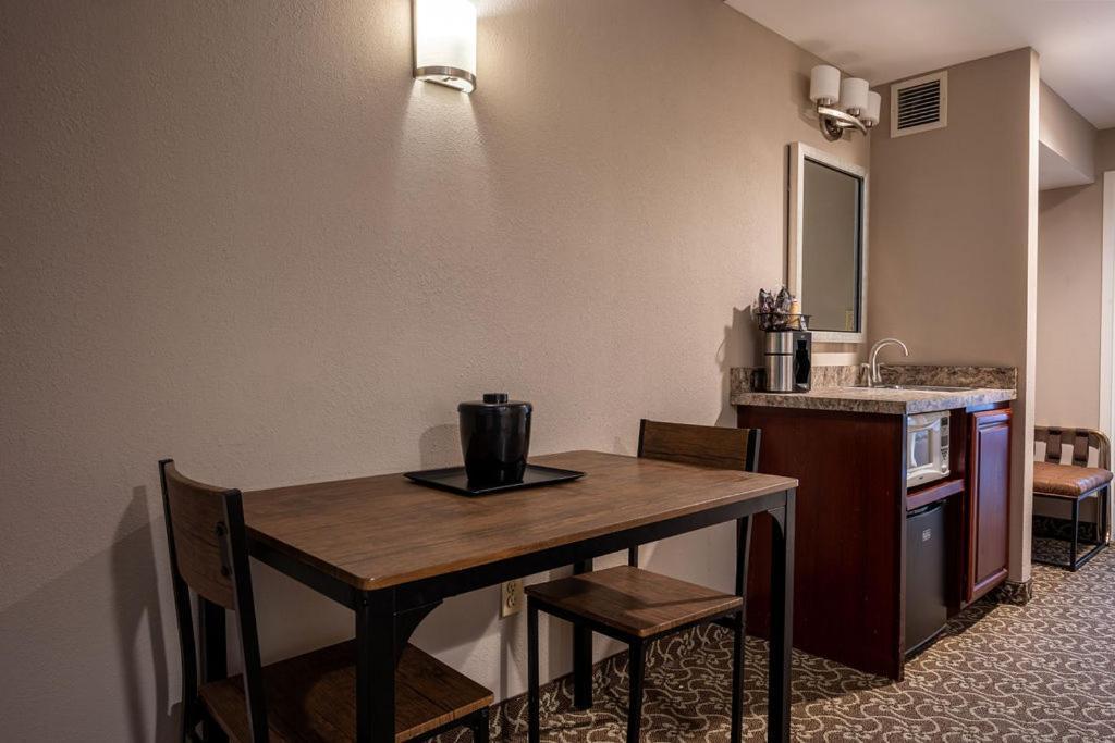 D. Hotel Suites & Spa Holyoke Luaran gambar