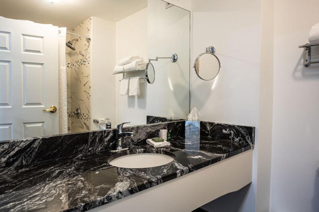 D. Hotel Suites & Spa Holyoke Luaran gambar