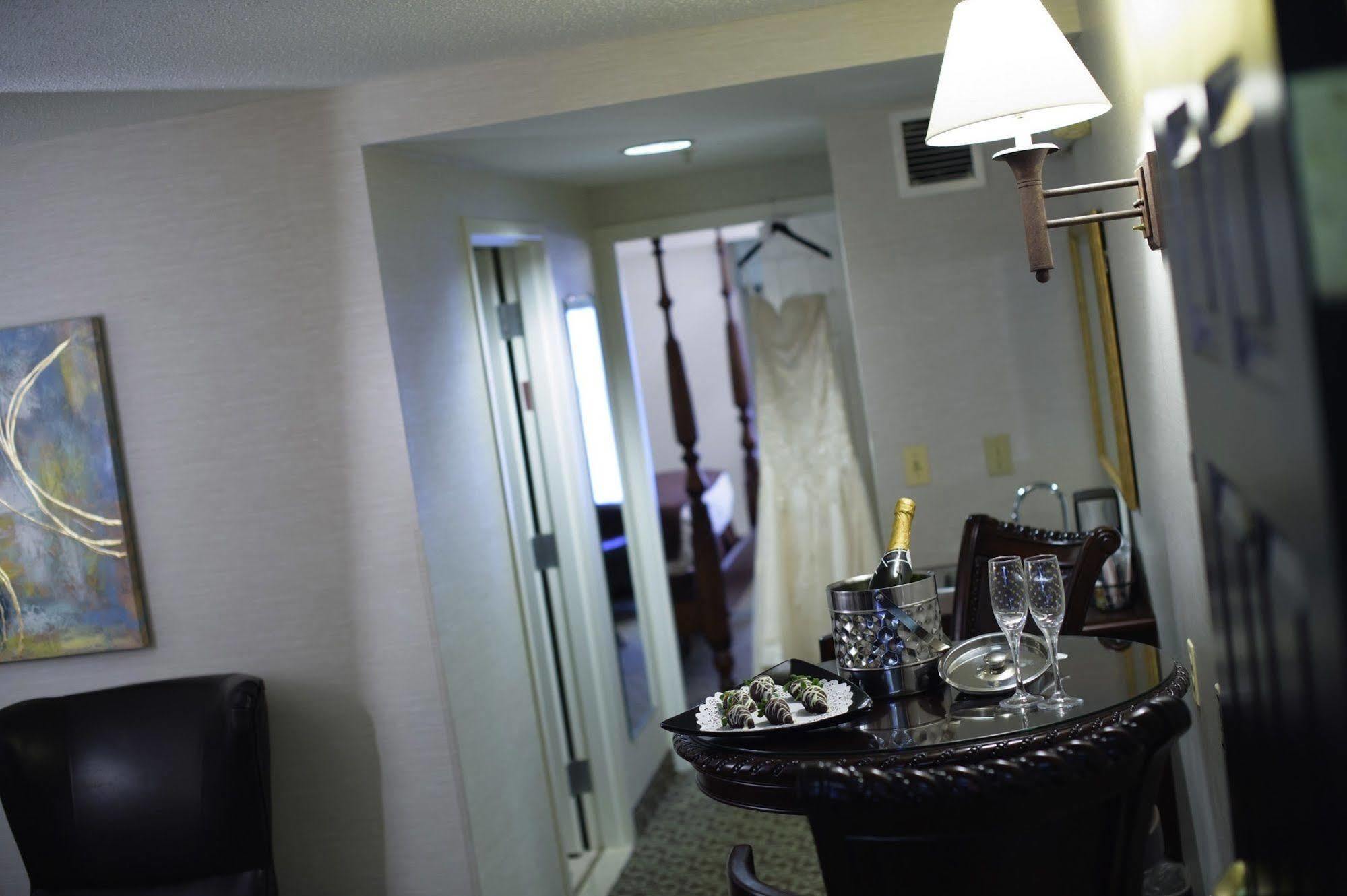 D. Hotel Suites & Spa Holyoke Luaran gambar